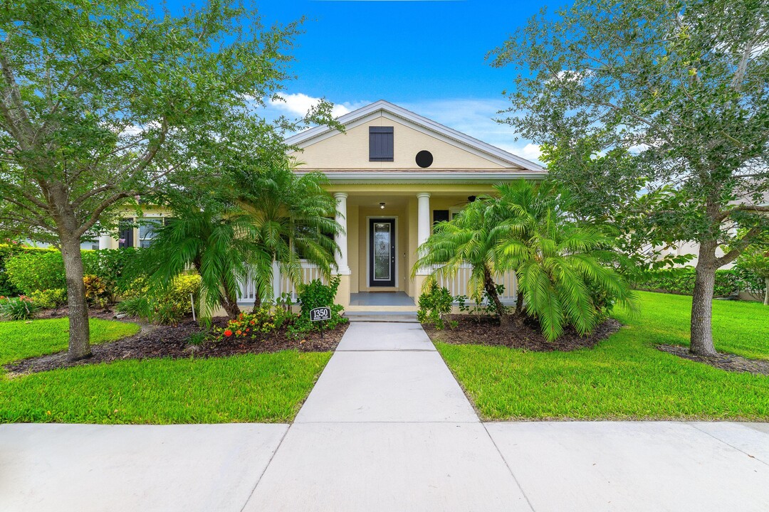 1350 Bunker Ct in Vero Beach, FL - Foto de edificio