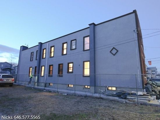 1321 McBride St in Far Rockaway, NY - Foto de edificio