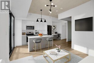 7 Erie Ave in Brantford, ON - Building Photo