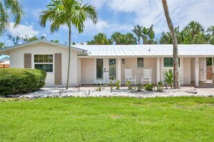 211 Island Cir in Siesta Key, FL - Building Photo