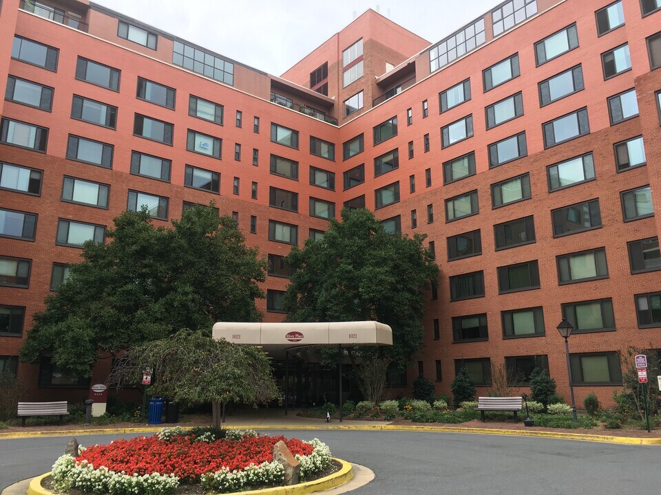 1021 Arlington Blvd, Unit 615 in Arlington, VA - Foto de edificio