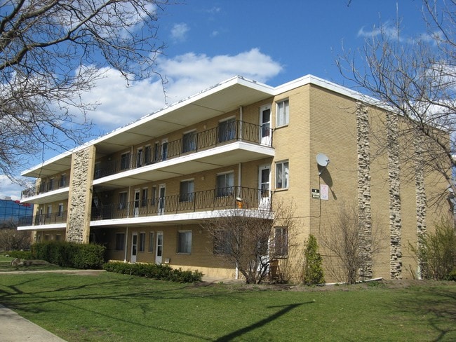 Butrick Lewis Apartments in Waukegan, IL - Building Photo - Building Photo