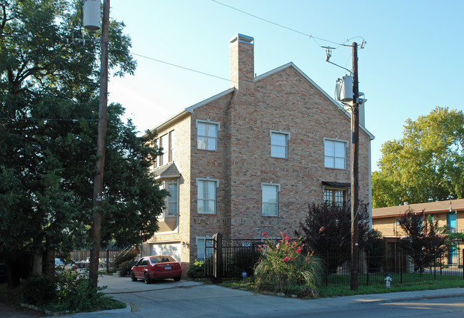 4618 Columbia Ave in Dallas, TX - Foto de edificio - Building Photo