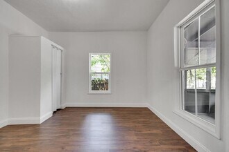 2410 Mc Quade St in Jacksonville, FL - Foto de edificio - Building Photo