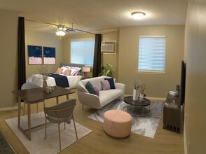Rivergate in Columbus, MS - Building Photo - Interior Photo