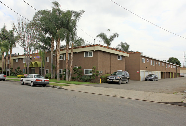 Cedar Group Apartments in Bellflower, CA - Foto de edificio - Building Photo