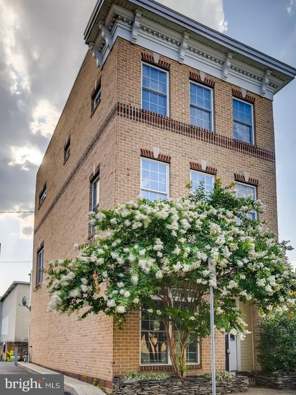 property at 604 S Glover St