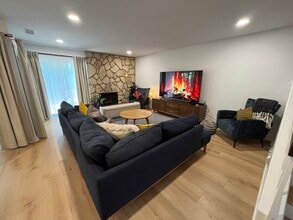 915 McHugh Ct in Ventura, CA - Foto de edificio - Building Photo