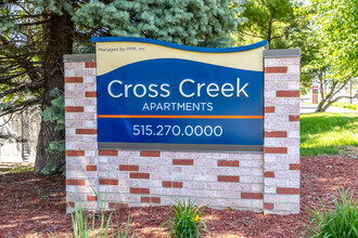 Cross Creek in Urbandale, IA - Foto de edificio - Building Photo