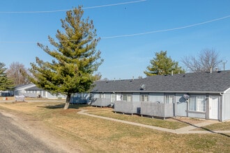 Bradlee Park Apartments in Le Roy, IL - Foto de edificio - Building Photo