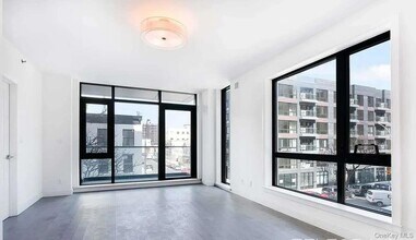 41-04 27th St, Unit 4-B in Queens, NY - Building Photo - Building Photo