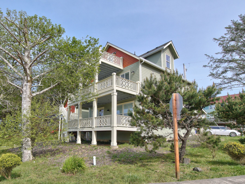 2371 SW Bard Loop in Lincoln City, OR - Foto de edificio