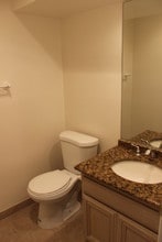 18340 Collins St in Tarzana, CA - Foto de edificio - Building Photo