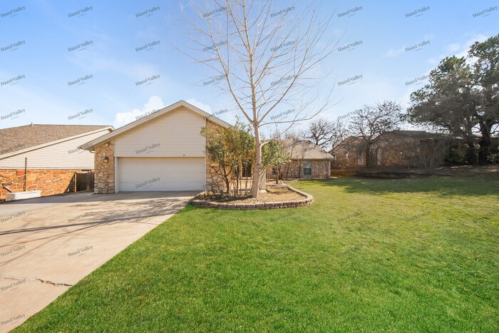 2208 Brookhaven Ct in Edmond, OK - Building Photo