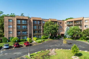 1400 N Elmhurst Rd in Mount Prospect, IL - Building Photo