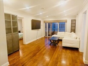 100 Cutter Mill Rd, Unit 4G in Great Neck Plaza, NY - Foto de edificio - Building Photo