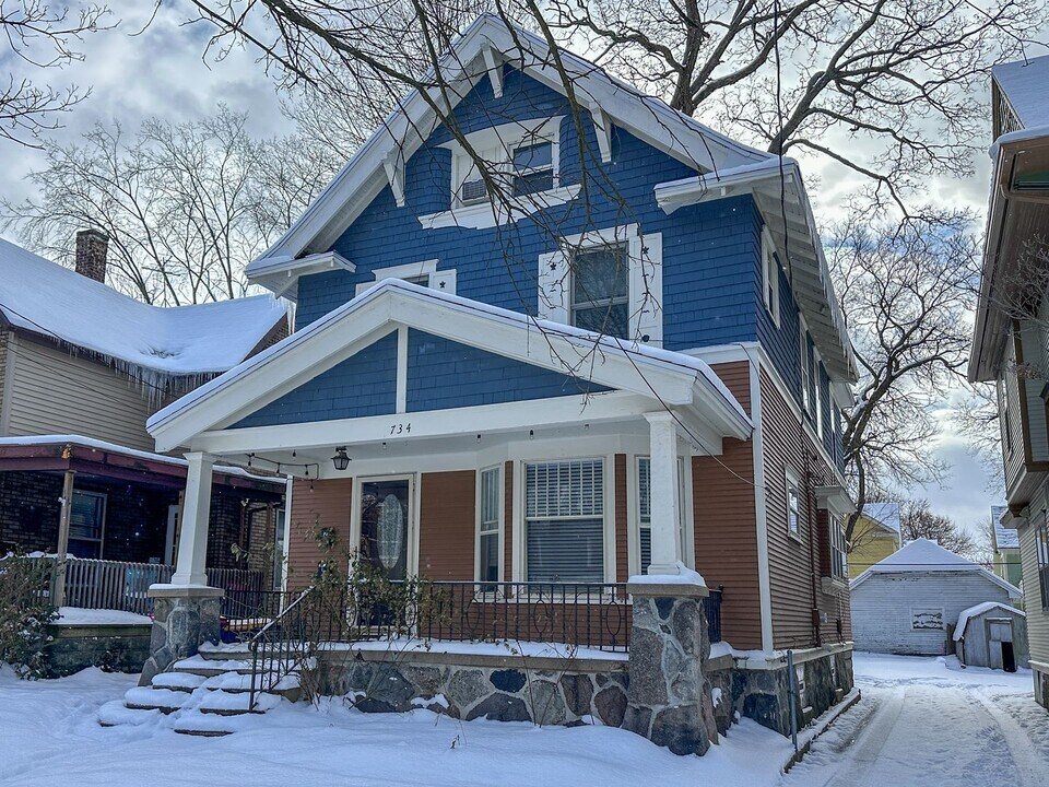 734 Fountain St NE in Grand Rapids, MI - Building Photo