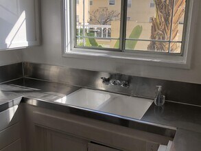 2453 Silver Lake Blvd, Unit 2453-B in Los Angeles, CA - Building Photo - Building Photo
