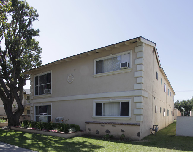 Peppertree Apartments in Fullerton, CA - Foto de edificio - Building Photo