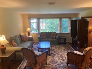 62 Heritage Hill Rd in New Canaan, CT - Foto de edificio - Building Photo