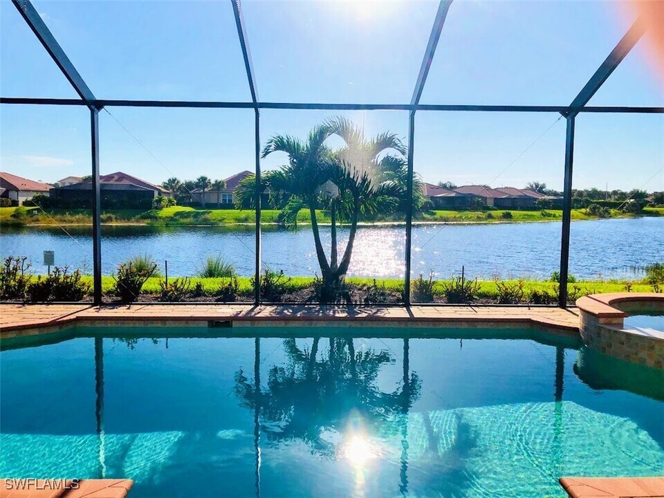 8095 Piedmont Dr in Naples, FL - Building Photo