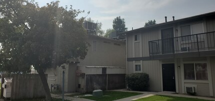 330 Roberts Ln in Bakersfield, CA - Building Photo - Building Photo