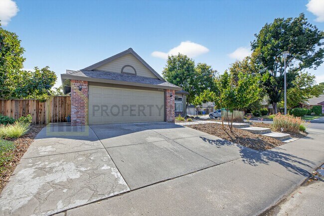 5400 Spring Creek Way in Elk Grove, CA - Foto de edificio - Building Photo