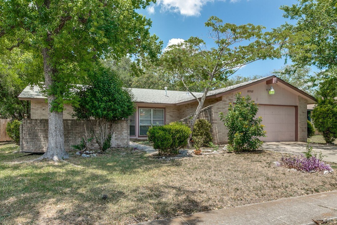 8707 Thatch Dr in San Antonio, TX - Foto de edificio