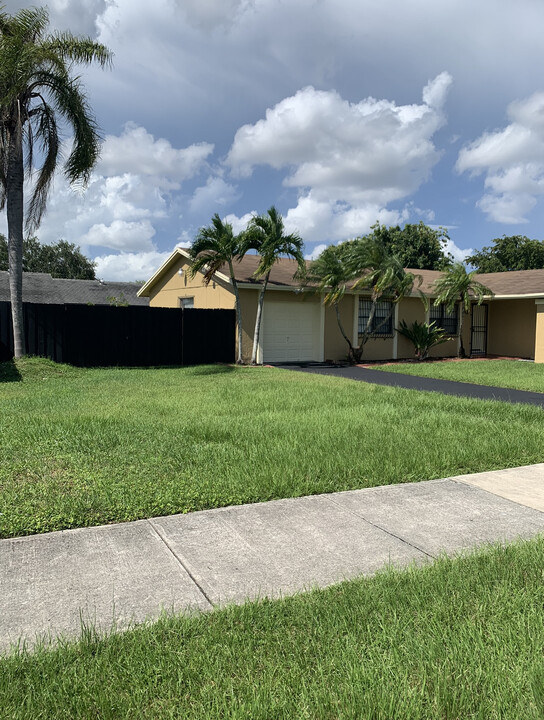 14813 SW 67th Ln in Miami, FL - Building Photo