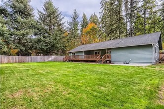 15820 SE Newport Way in Bellevue, WA - Foto de edificio - Building Photo