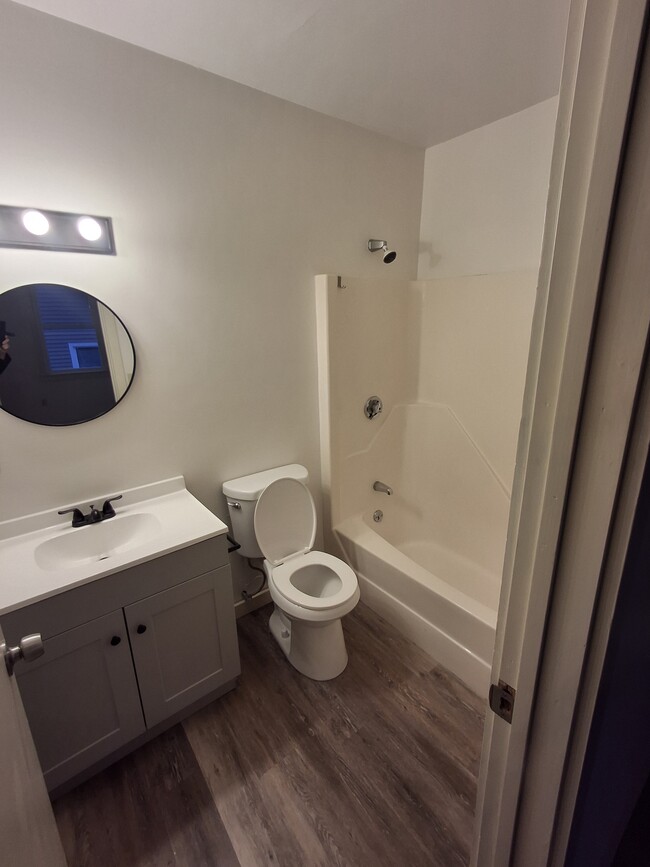 22 Gold St, Unit Easy Uconn Commute in Stafford Springs, CT - Building Photo - Building Photo