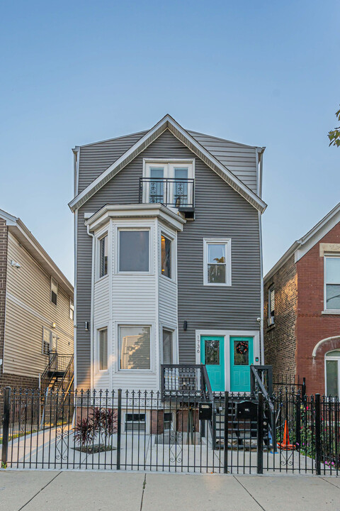 1736 N Kedzie Ave in Chicago, IL - Foto de edificio