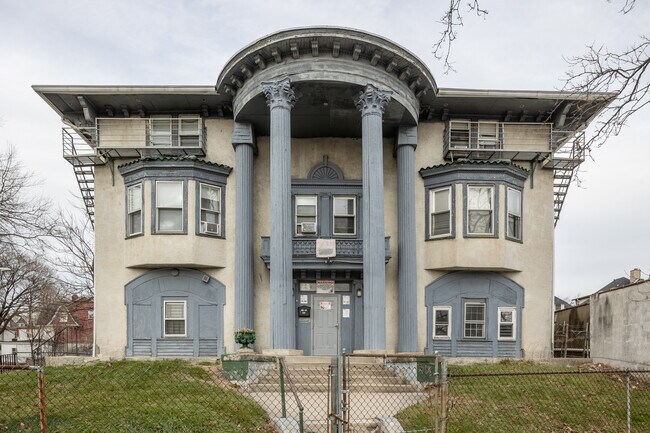 677 Clinton Ave in Newark, NJ - Foto de edificio - Building Photo