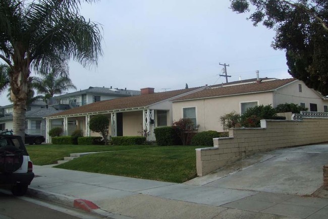 Yosemite Apartments in San Diego, CA - Building Photo - Building Photo