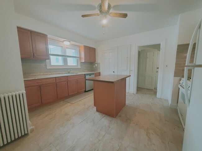 32 Columbus Ave, Unit 1 in Greenwich, CT - Foto de edificio - Building Photo