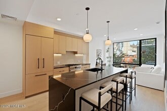 139 Christopher Columbus Dr in Jersey City, NJ - Building Photo - Building Photo