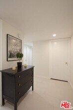 6708 Hillpark Dr in Los Angeles, CA - Building Photo - Building Photo