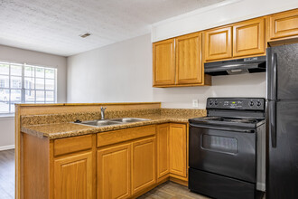 Village North in Warner Robins, GA - Building Photo - Interior Photo