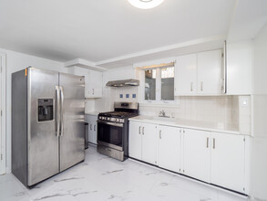 74 Lakeview Ave in New Canaan, CT - Building Photo - Building Photo