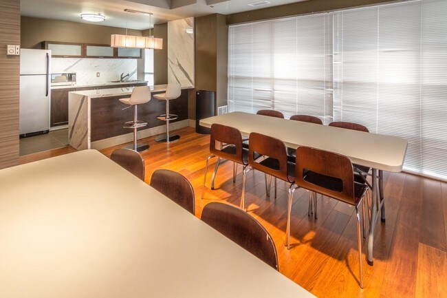 Uptown Towers I & II in Toronto, ON - Building Photo - Interior Photo