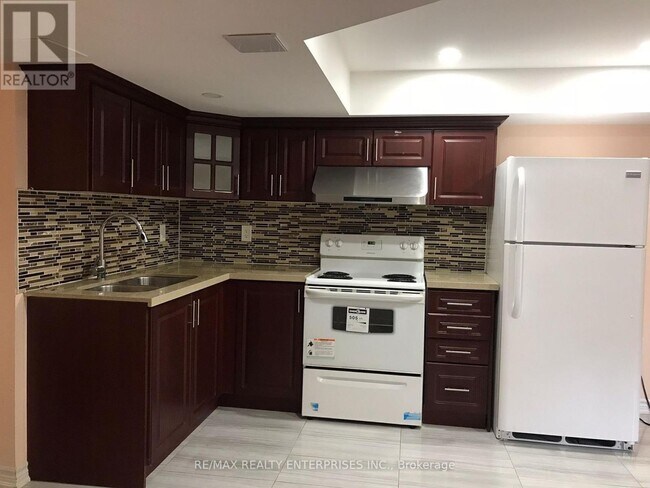 10 Chesterwood Cres in Brampton, ON - Building Photo - Building Photo