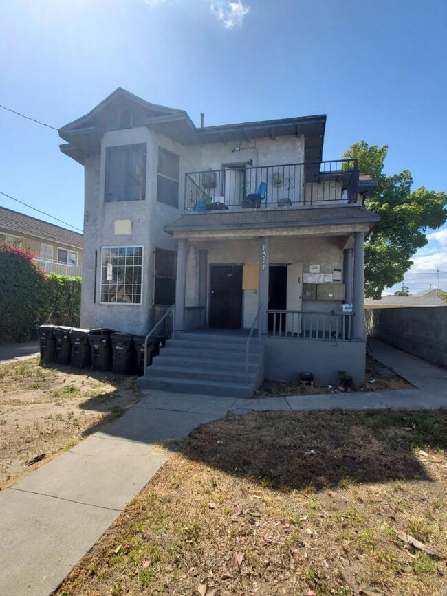 1327 Valencia St in Los Angeles, CA - Building Photo - Building Photo