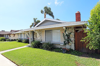 16651 Bartlett Ln in Huntington Beach, CA - Foto de edificio - Building Photo