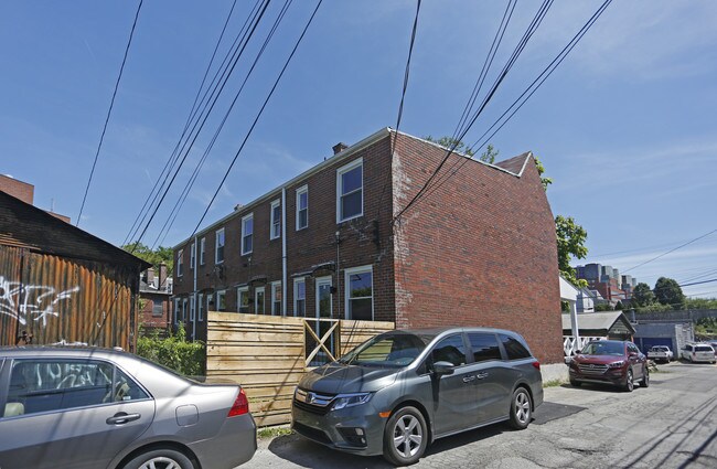 4021 Woolslayer Way in Pittsburgh, PA - Foto de edificio - Building Photo