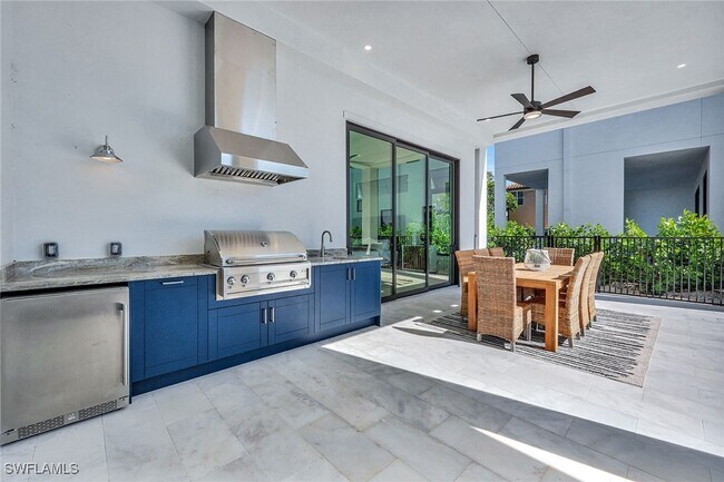 10720 Vanderbilt Dr in Naples, FL - Building Photo - Building Photo