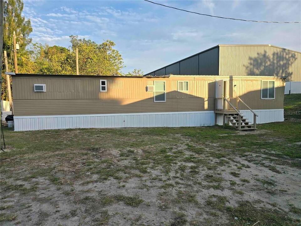 110 Forest Ave in Davenport, FL - Foto de edificio