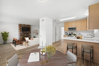 375 Woodland Pl-Unit -A in Costa Mesa, CA - Building Photo - Building Photo