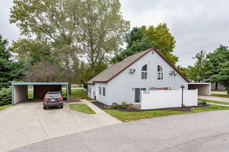 Whitewood Townhome & Loft Apartments in Twinsburg, OH - Building Photo - Building Photo