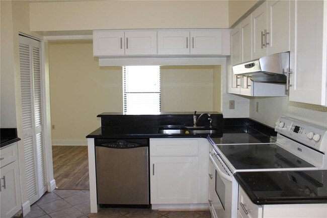 3703 75th Terrace E in Sarasota, FL - Building Photo - Building Photo