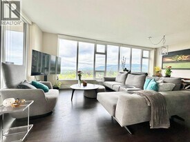 150 15th St W in North Vancouver, BC - Building Photo